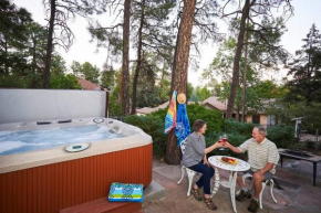PRIVATE HOME Walk to Downtown CHERRY BLOSSOM COTTAGE Hot Tub SLEEPS UP TO 6 GUESTS